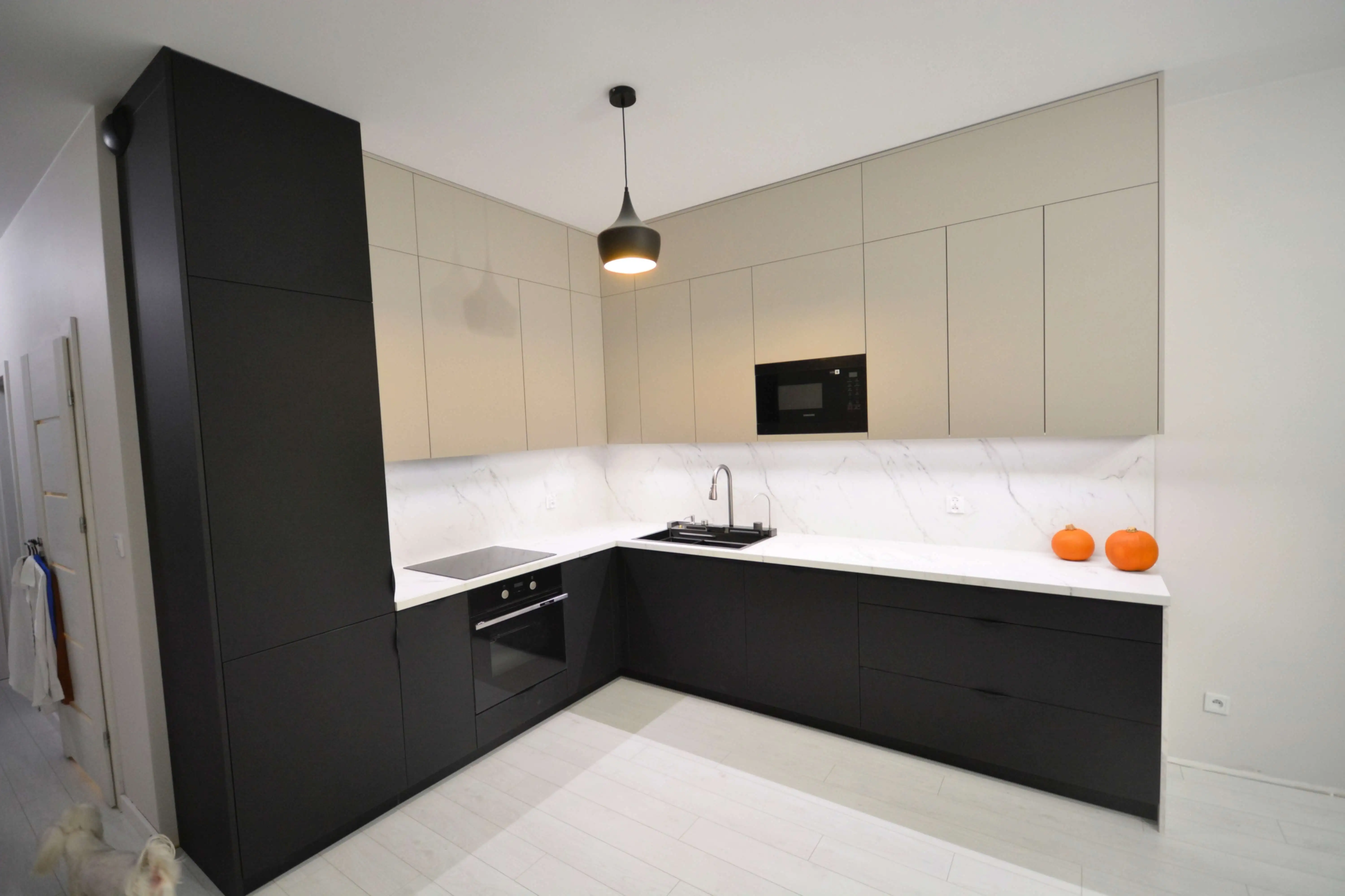 Kuchnia w trendach – beżowe i czarne fronty w akrylu REHAU