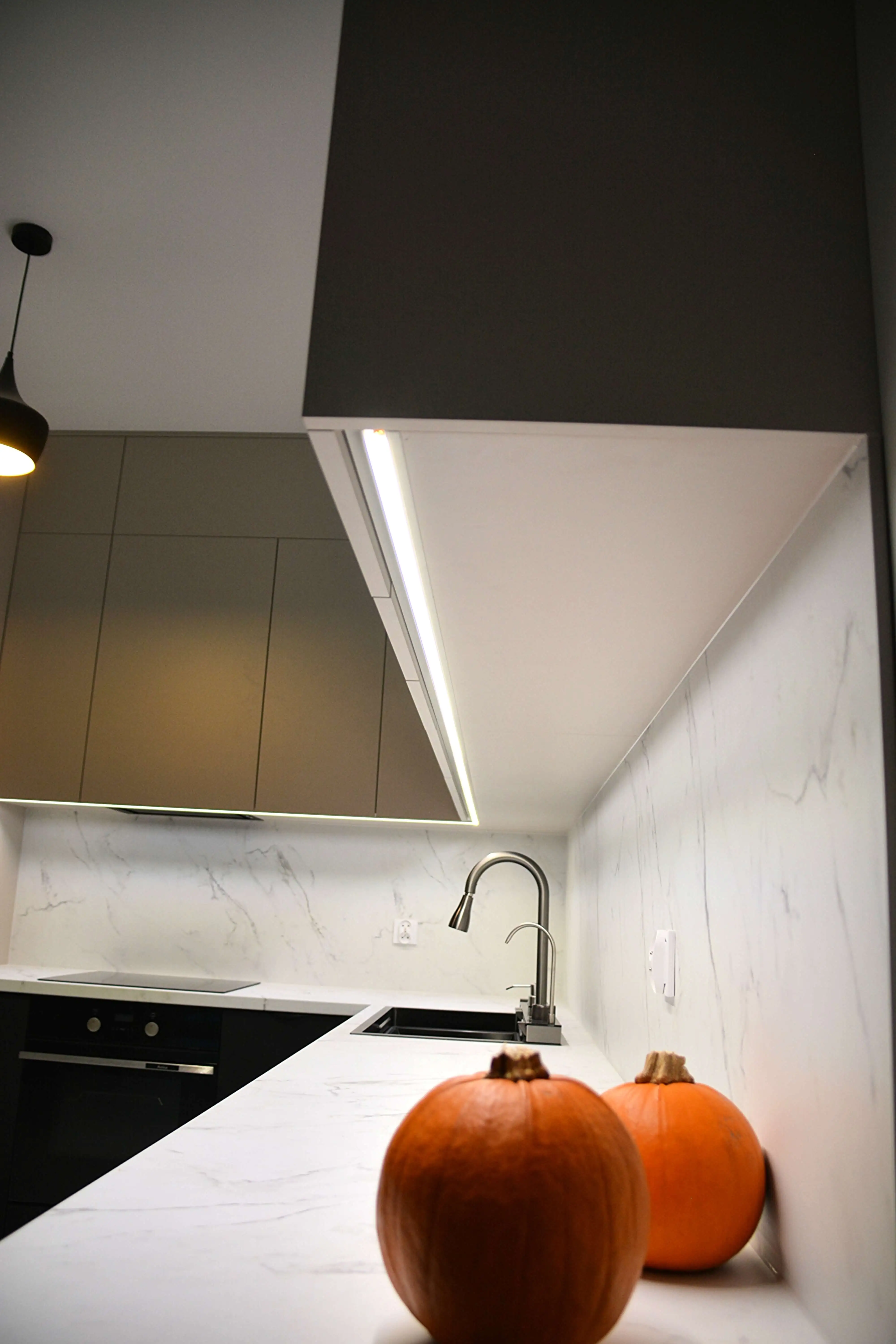 Kuchnia w trendach – beżowe i czarne fronty w akrylu REHAU