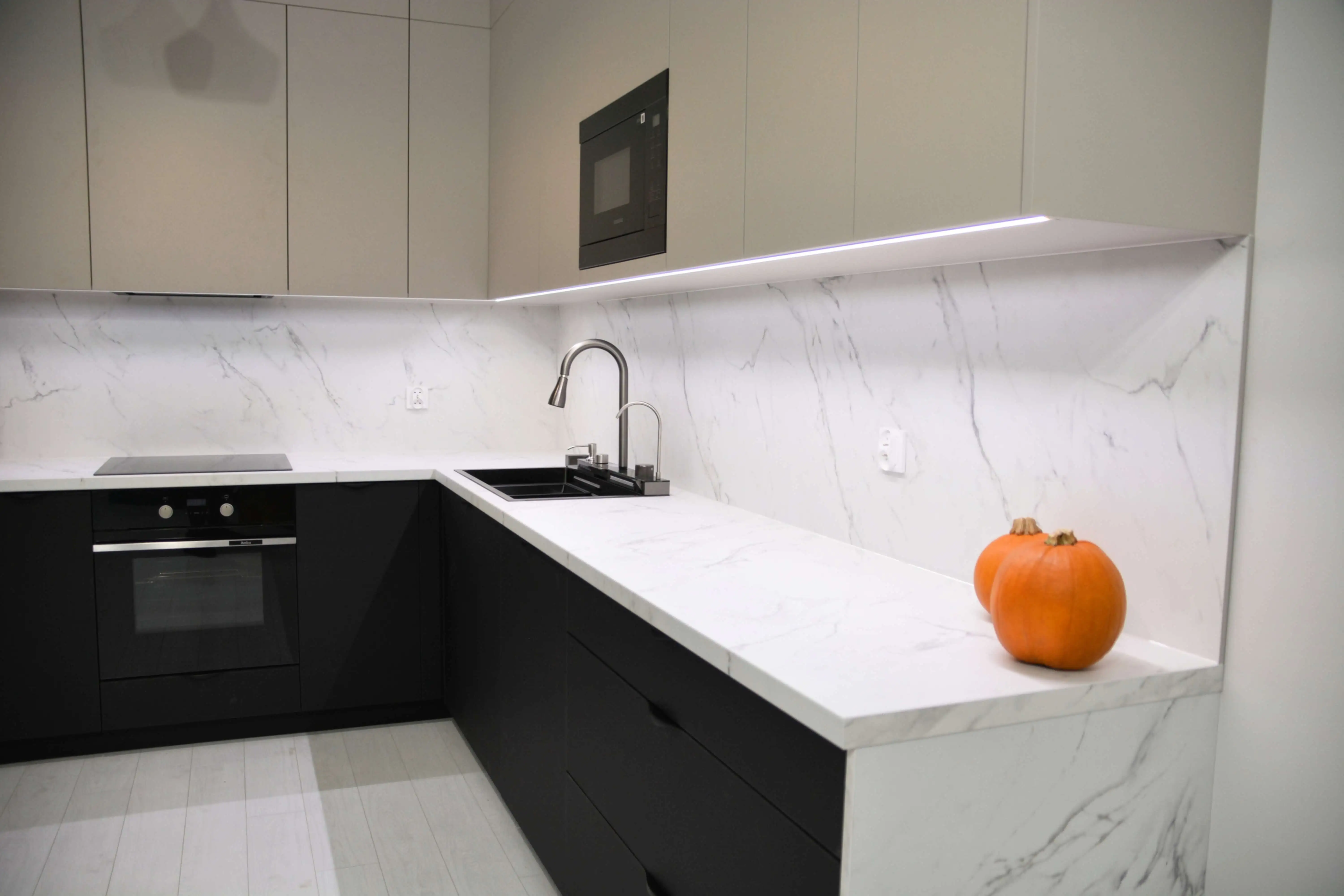 Kuchnia w trendach – beżowe i czarne fronty w akrylu REHAU