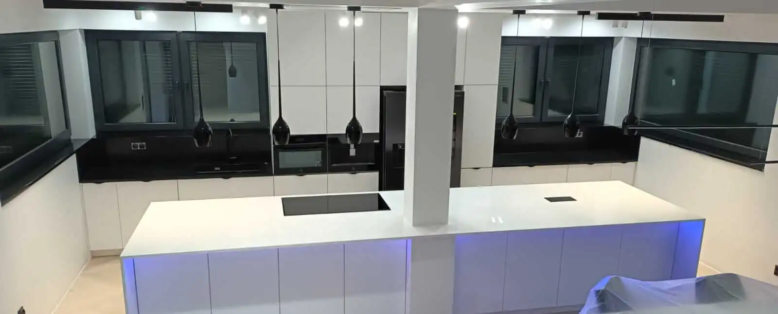 Nowoczesna biała kuchnia w połysku – Siechnice